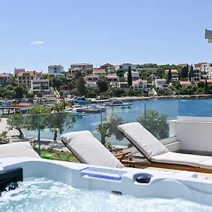 Rozana - Beachfront Wellness Retreat Apartment